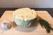 Домашний сыр  с зеленью и чесноком