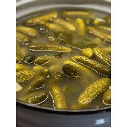 Соленые огурцы в банке